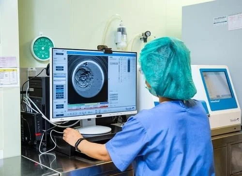 创新助孕技术：缩时摄影培养箱助力试管婴儿成功率提升